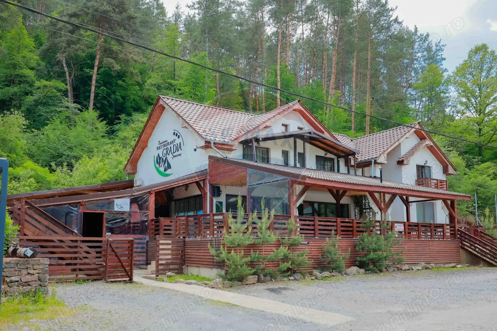 Pensiune cu 6 camere și restaurant de vânzare în Șuncuiuș