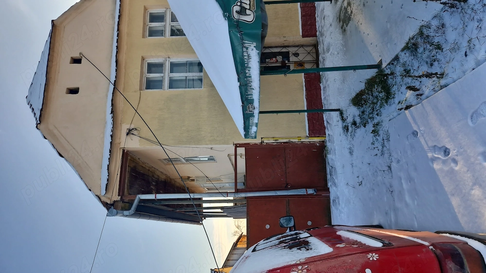 Casă de vânzare,  cu spațiu comercial 