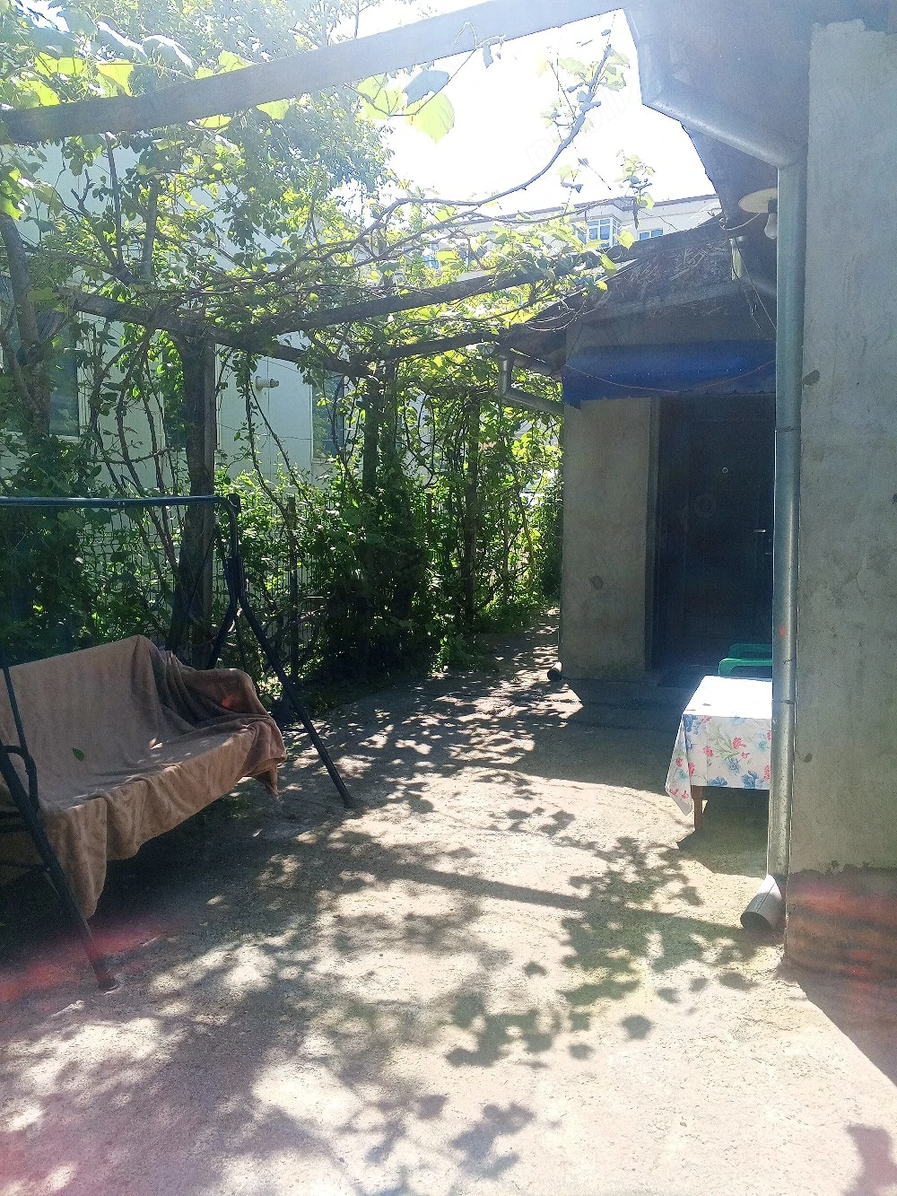 Inchiriez casă cu doua camere in Mioveni , liberă.