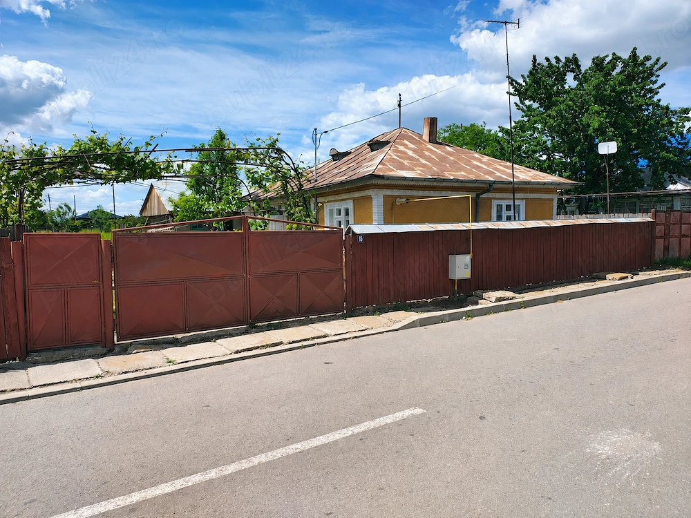 Casa + anexe gospodaresti cu teren de 1000 mp