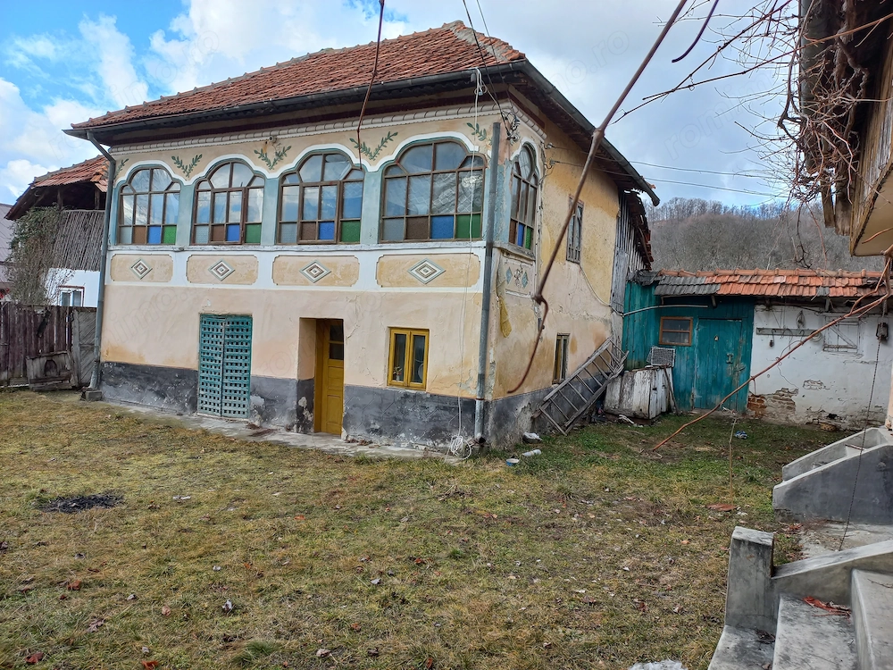 Casă bătrânească cu teren