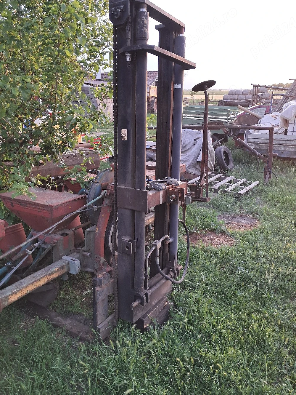 Vând stivuitor in tiranti tractorului 