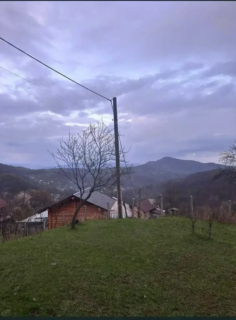 Teren + casă bătrânească la munte judet Vâlcea