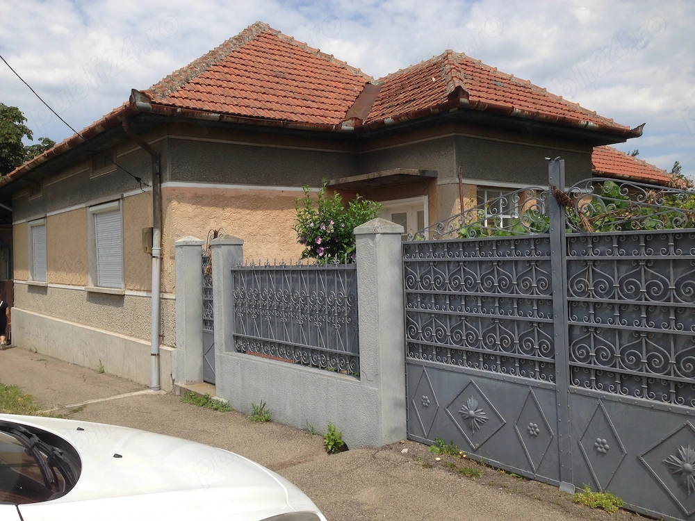 Vand casa 5 camere in Buzias strada Principala ,teren 2000mp