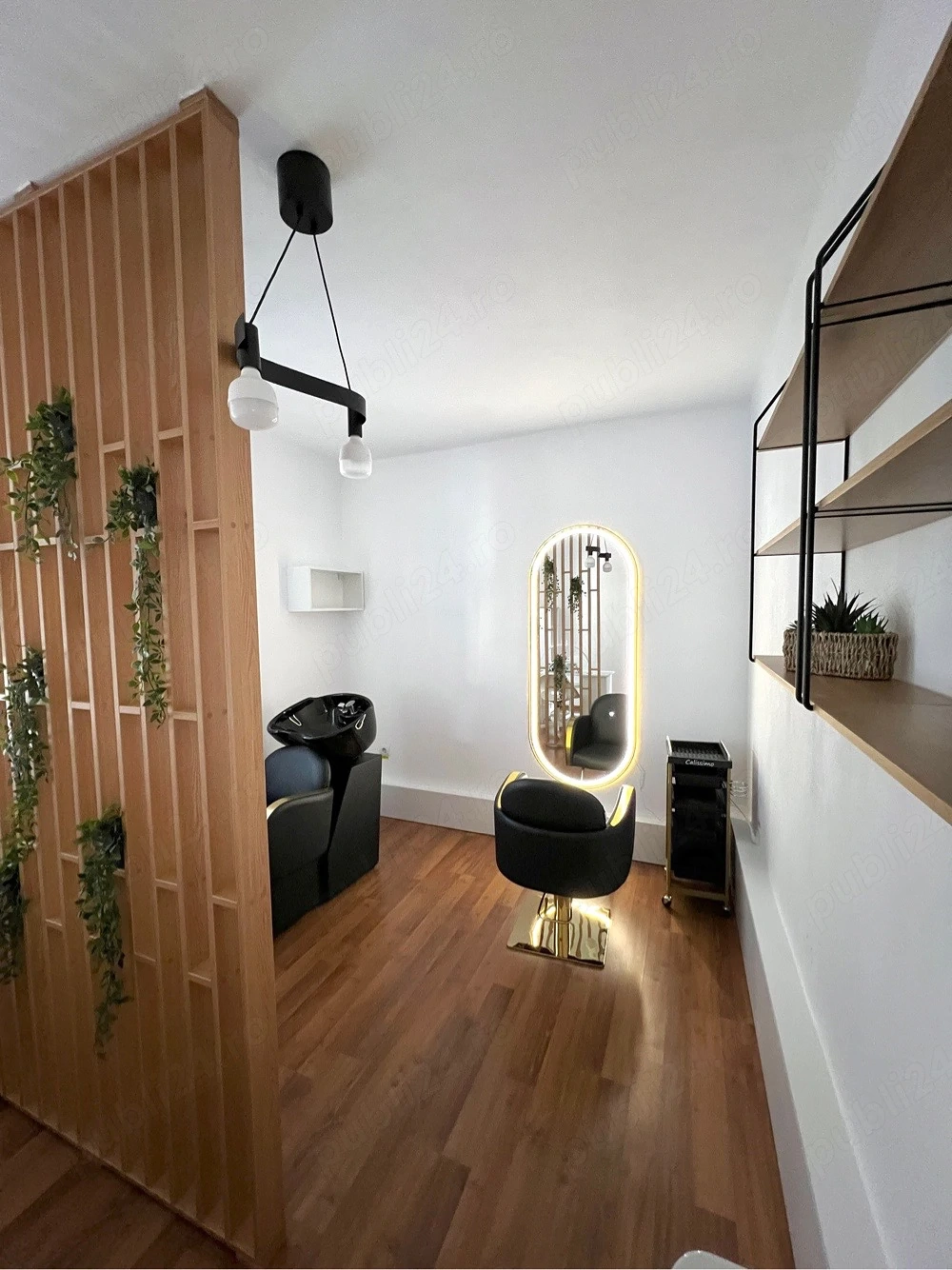 Inchiriez post coafor in salon modern 