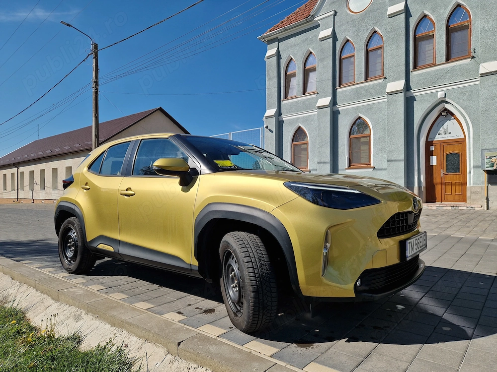 TOYOTA YARIS CROSS 2022 - benzină - garanție Toyota - 51.302 km - culoare Brass Gold - în garanție -