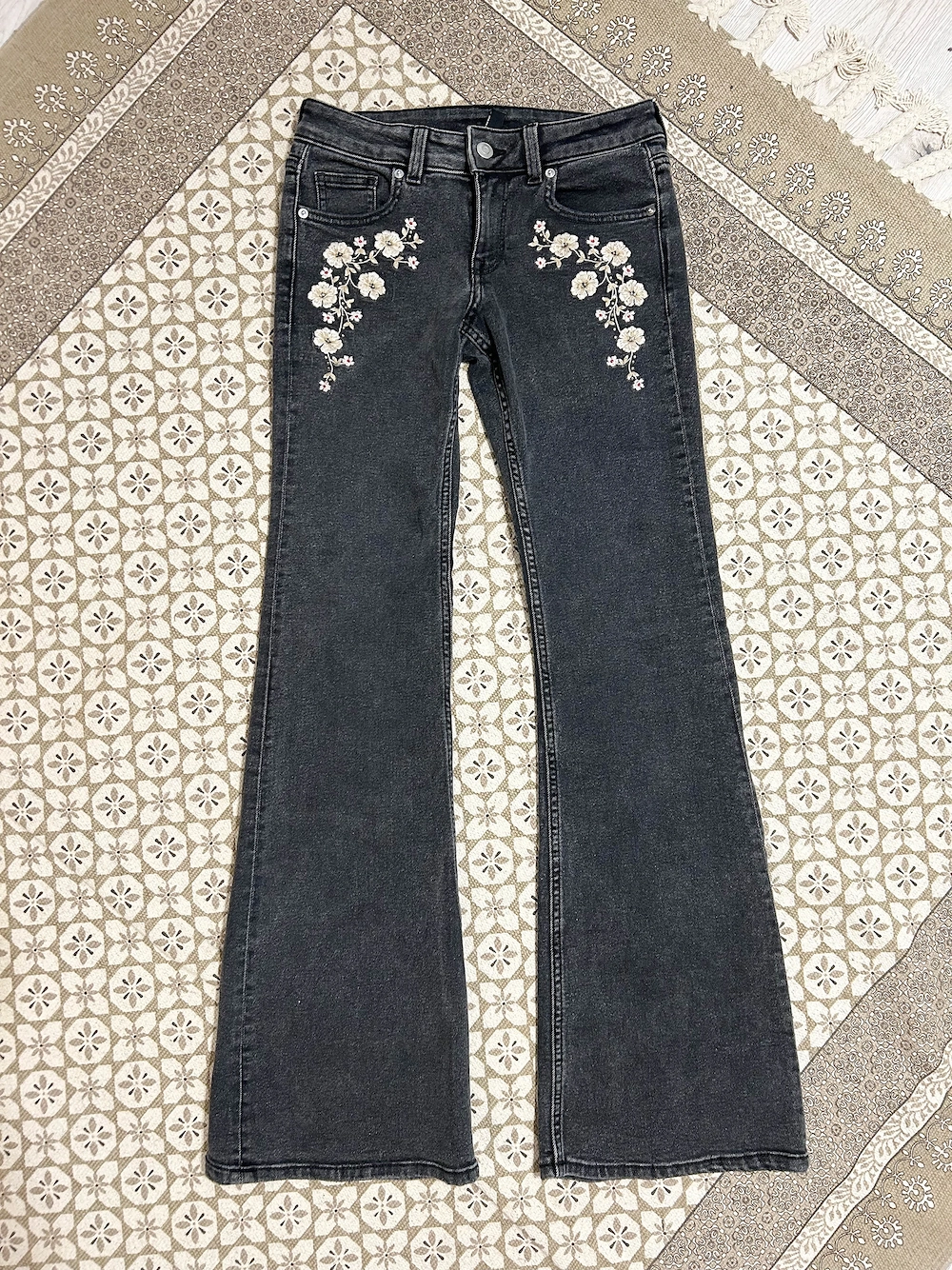 Vând jeans H&M, gri inchis, talie joasa, evazati, aplicatii broderie si strasuri, marime 34