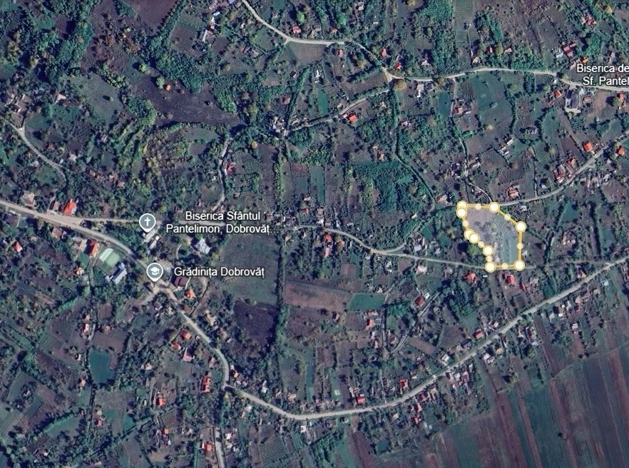Vand teren intravilan in suprafata de 8232mp central la 600m de Primaria Dobrovat