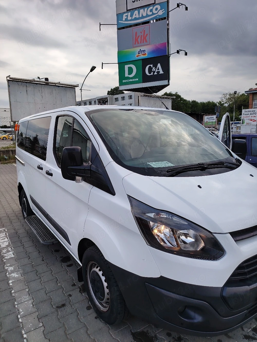 Microbus 8+1 ford tranzit custom pentru familie sau afacere.
