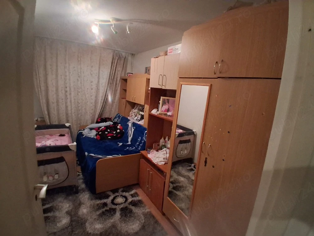 închiriez apartament cu 3 camere 