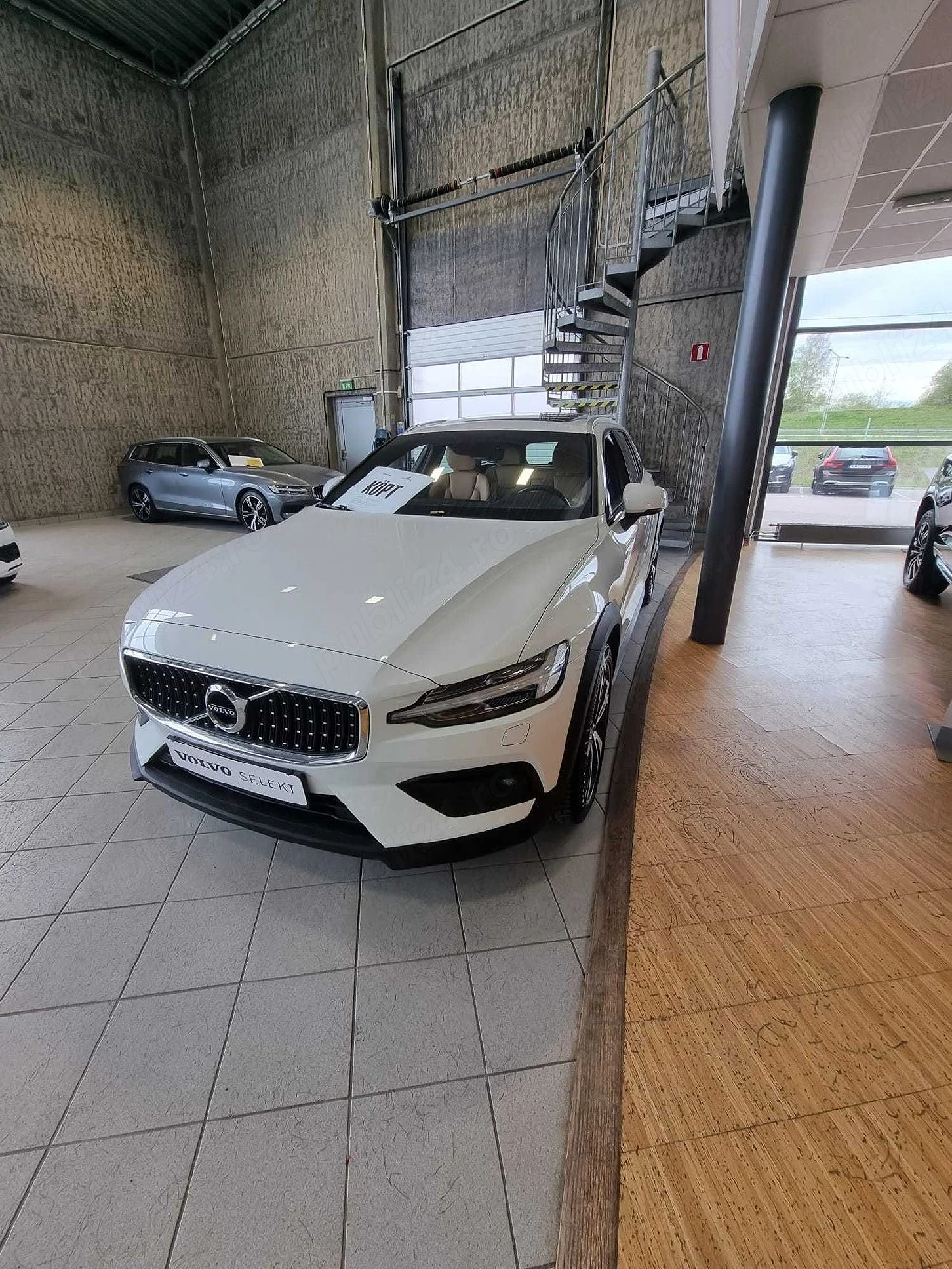 Volvo V60 Cross Country D4 AWD | 97.500 km | Istoric Reprezentanță