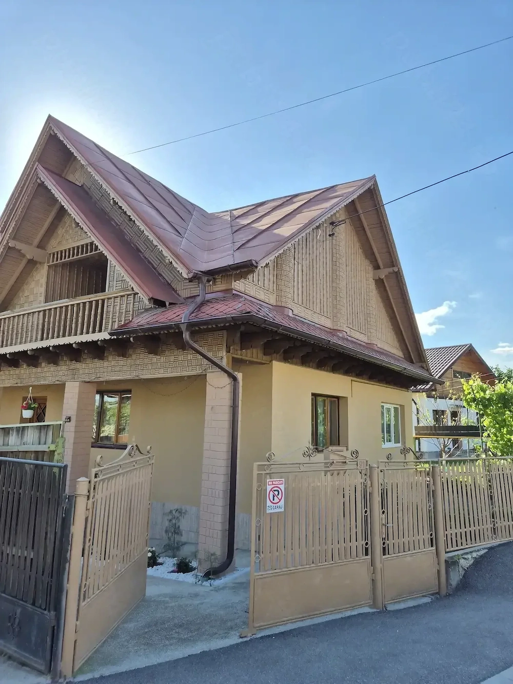 DE VANZARE: Casa la parter, cu garaj, beci si teren generos de 1200 mp
