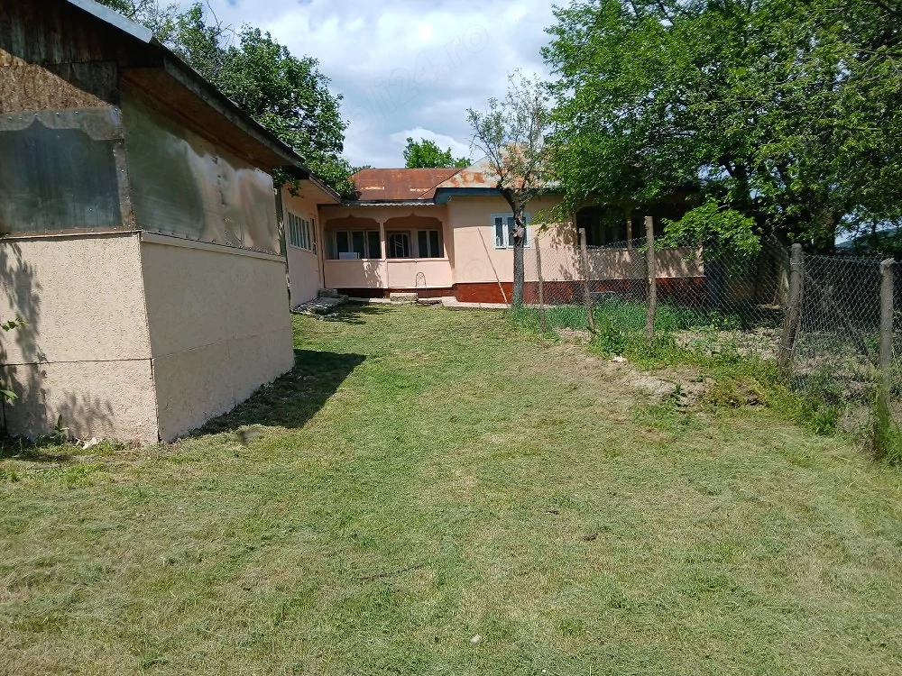 Vând casa cu teren în comuna Poiana Cristei