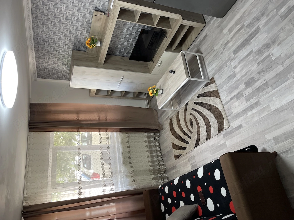 Apartament decomandat la parter cu trei camere. 