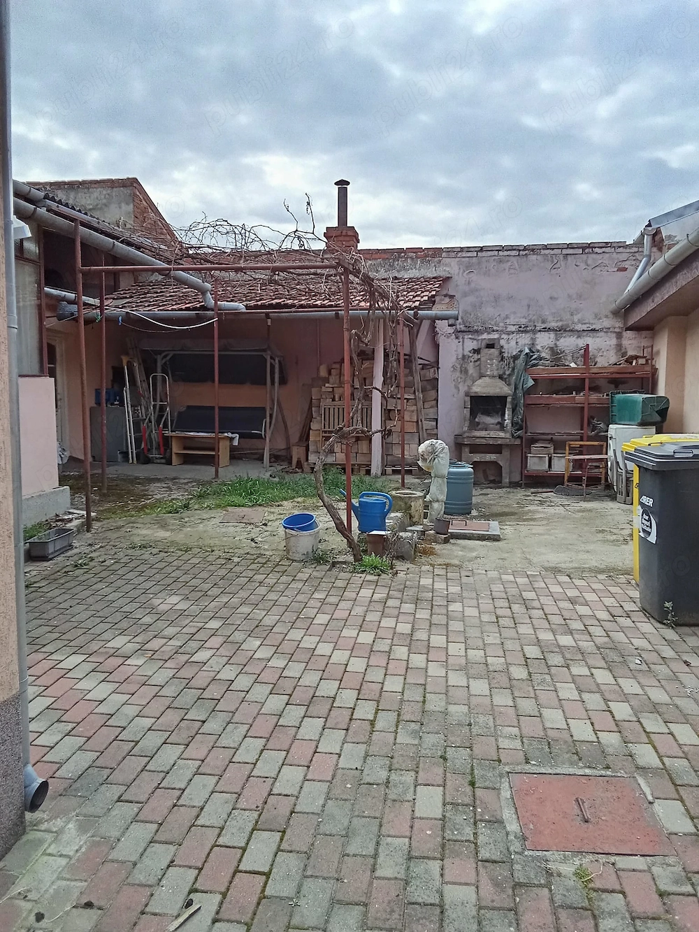 Casă renovată 2 camere, curte cu acces auto, terasă mare și gaz  - Mutare Imediată