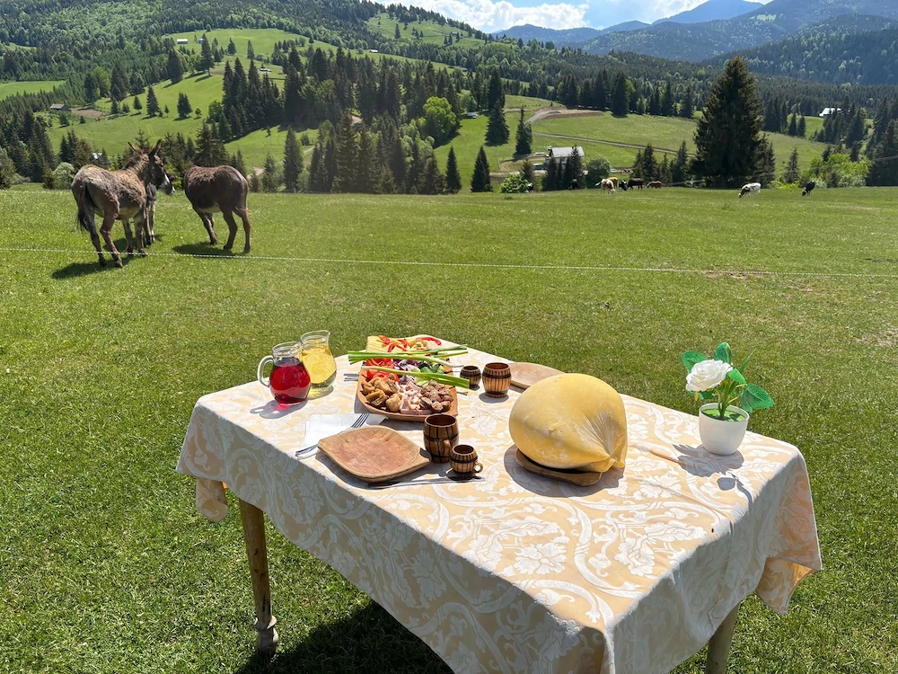 Fisherman's Colibita Resort angajeaza familie pentru ingrijirea fermei de animale din Tiha Bargaului