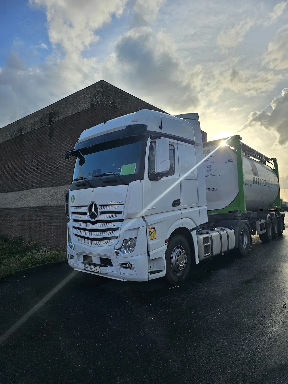 Angajam soferi C+E pt transport lichide alimentare pe comunitate