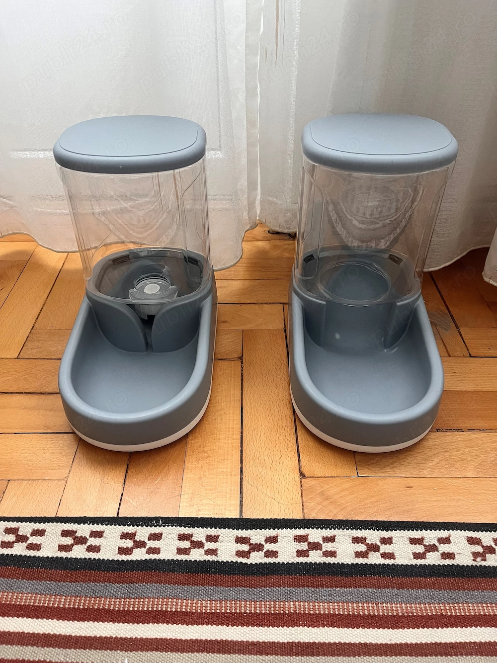 Set dispenser de apa si hrana caini si pisici 3,8l, gri