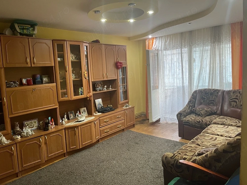 vand apartament 3 camere decomandat