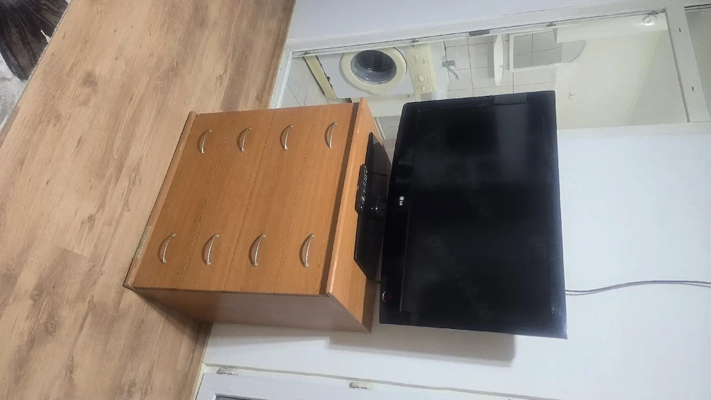 închiriez camera cu baie si bucatarie la curte pentru muncitori straini