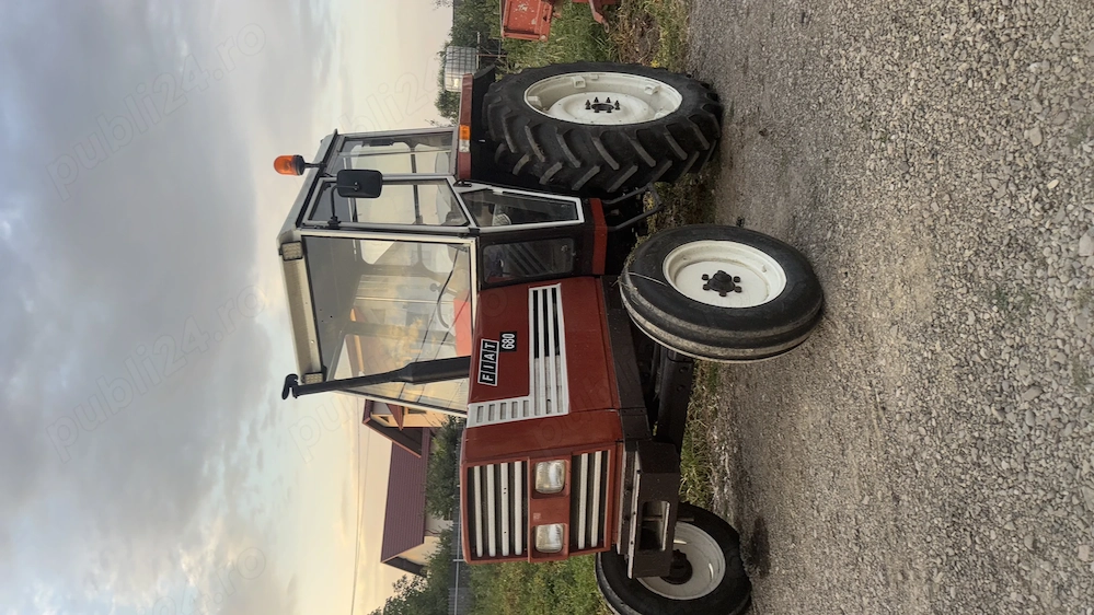 Tractor fiat 680 cu utilaje in stare de funcționare cauciucuri bune toate patru motor in 4 cilindri 