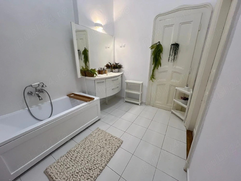 Trăiește în inima Timișoarei   Apartament istoric cu vedere spectaculoasă asupra Pieței Victoriei.