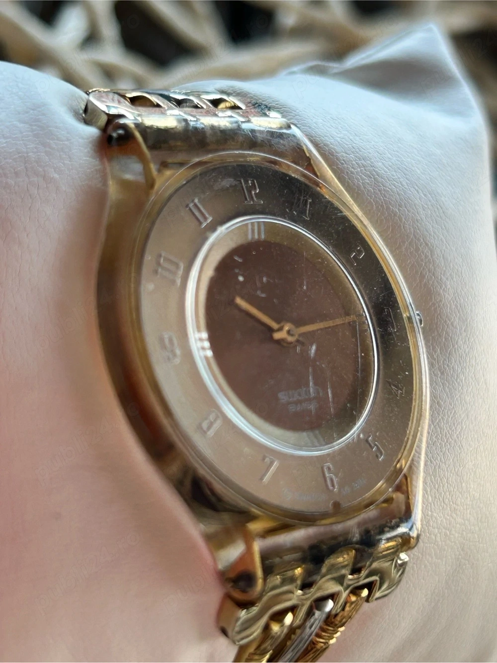 Ceas dama ultraslim colectie Swatch Tri-Gold SFK240A
