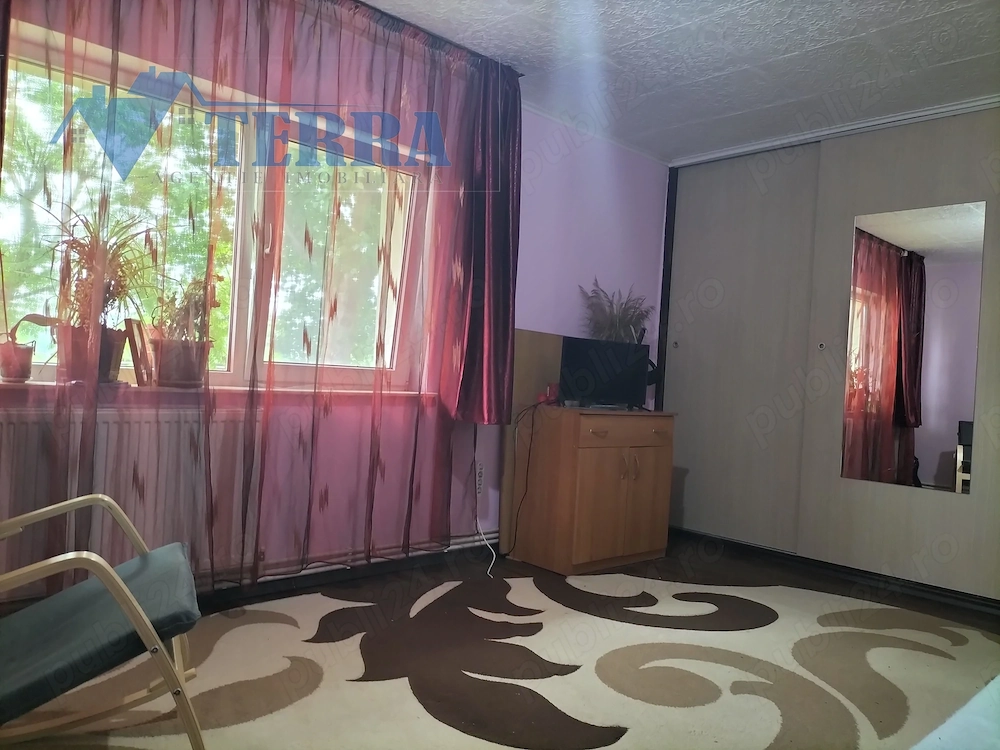 Vând apartament 2 camere, parter înalt, utilat şi mobilat.