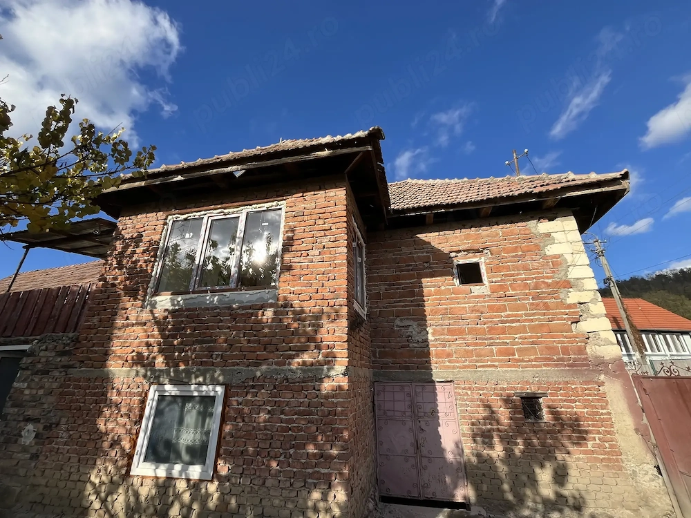 Casa cu sura in Podeni, comuna Moldovenești, potential deosebit