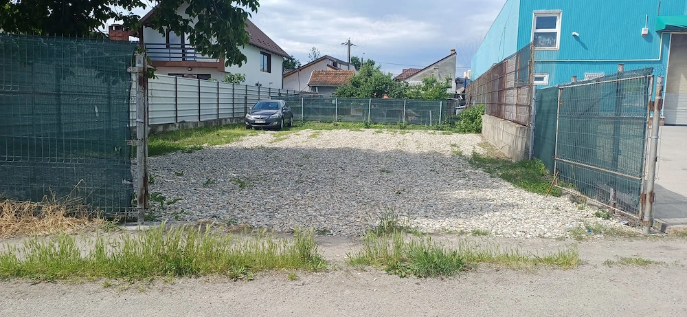 Închiriez teren 300mp