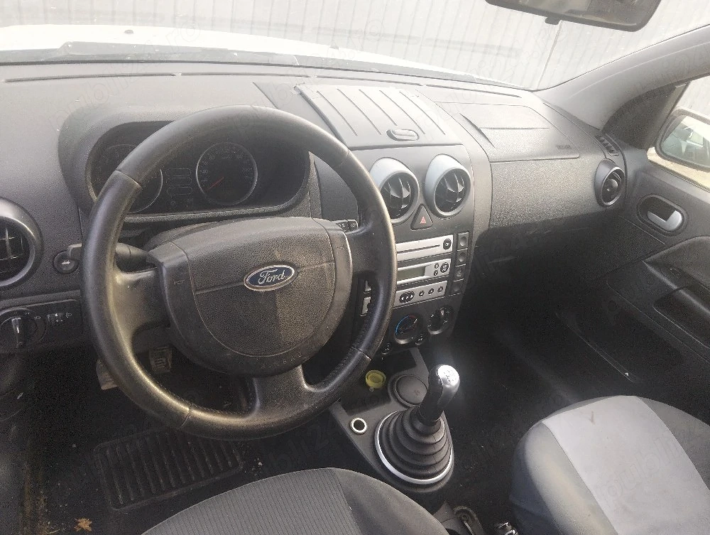 vând pentru dezmembrare Ford fuzion 2004  