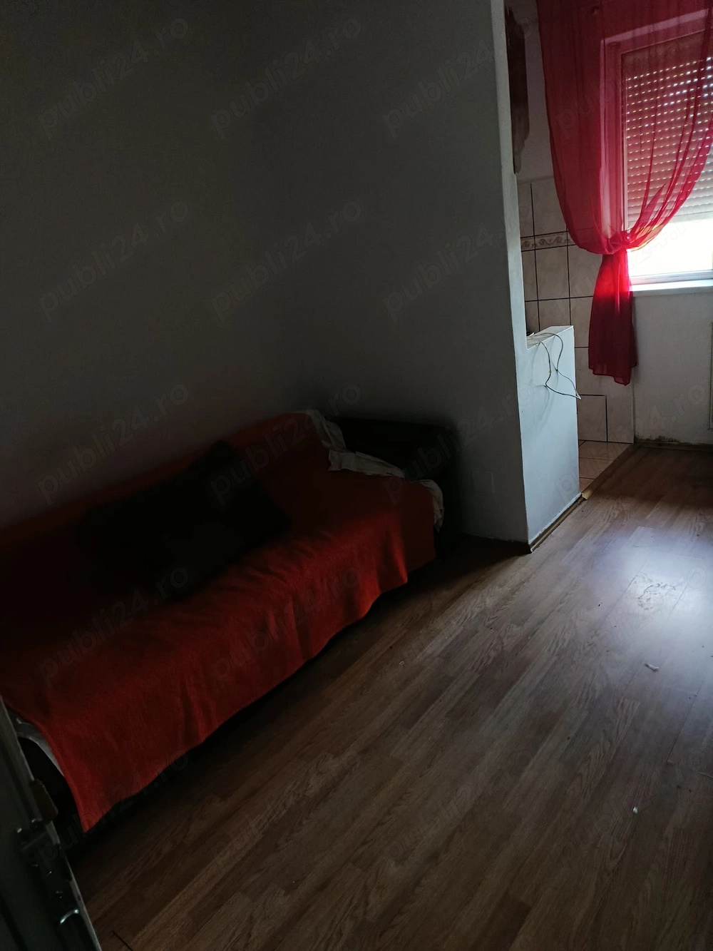 Închiriez garsonieră 
