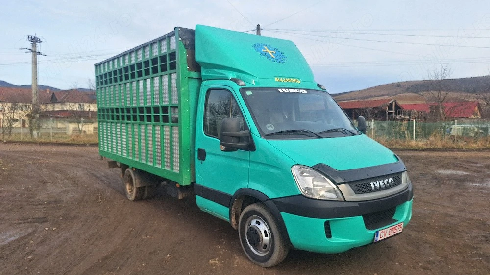 Vând mașină transport animale 