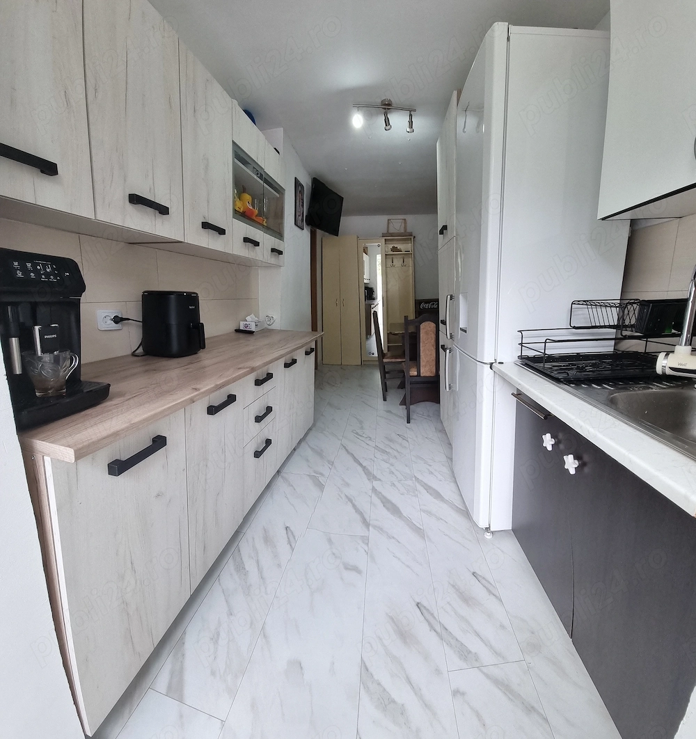 Apartament 2 camere decomandat, centrul orașului Brezoi, vedere la Vârful Țurțudan