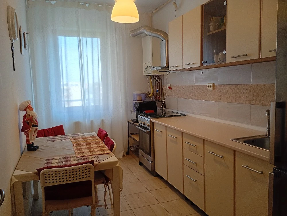 închiriez apartament 