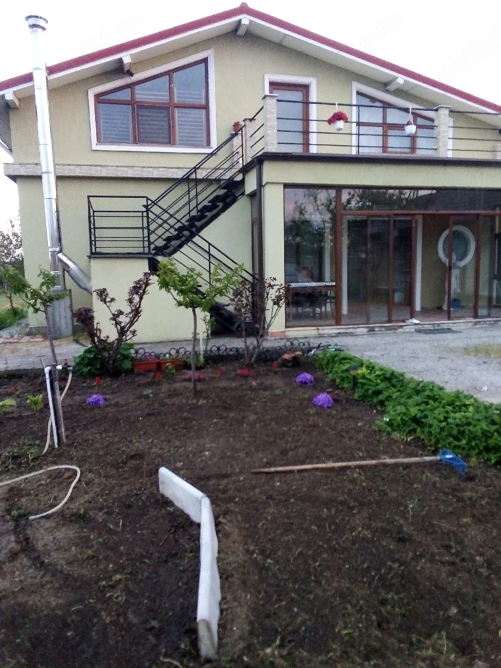 vand casa ,300 mp locuibila si teren 3900 mp