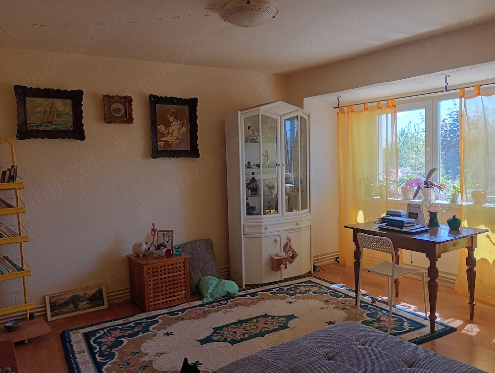 Apartament cu 3 camere,decomandat,parter