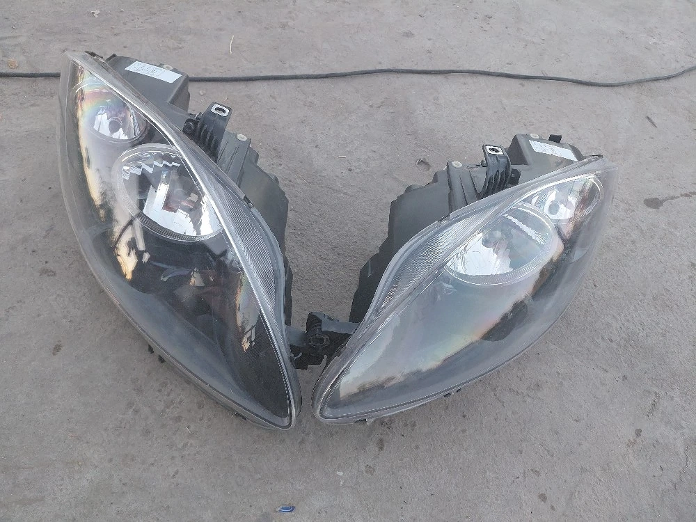 Vand 2 faruri de seat leon 