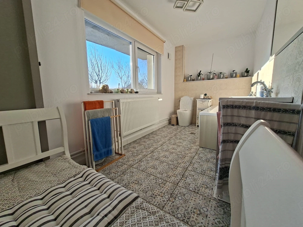 Casa spatioasa, luminoasa, cu etaj de vanzare