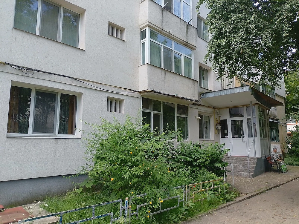 Inchiriez apartament 2 camere in Pascani deal,zona ultracentrala,str Stefan cel Mare (zona BCR)