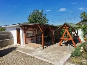 Teren de vanzare cu bucatarie de vara si magazii