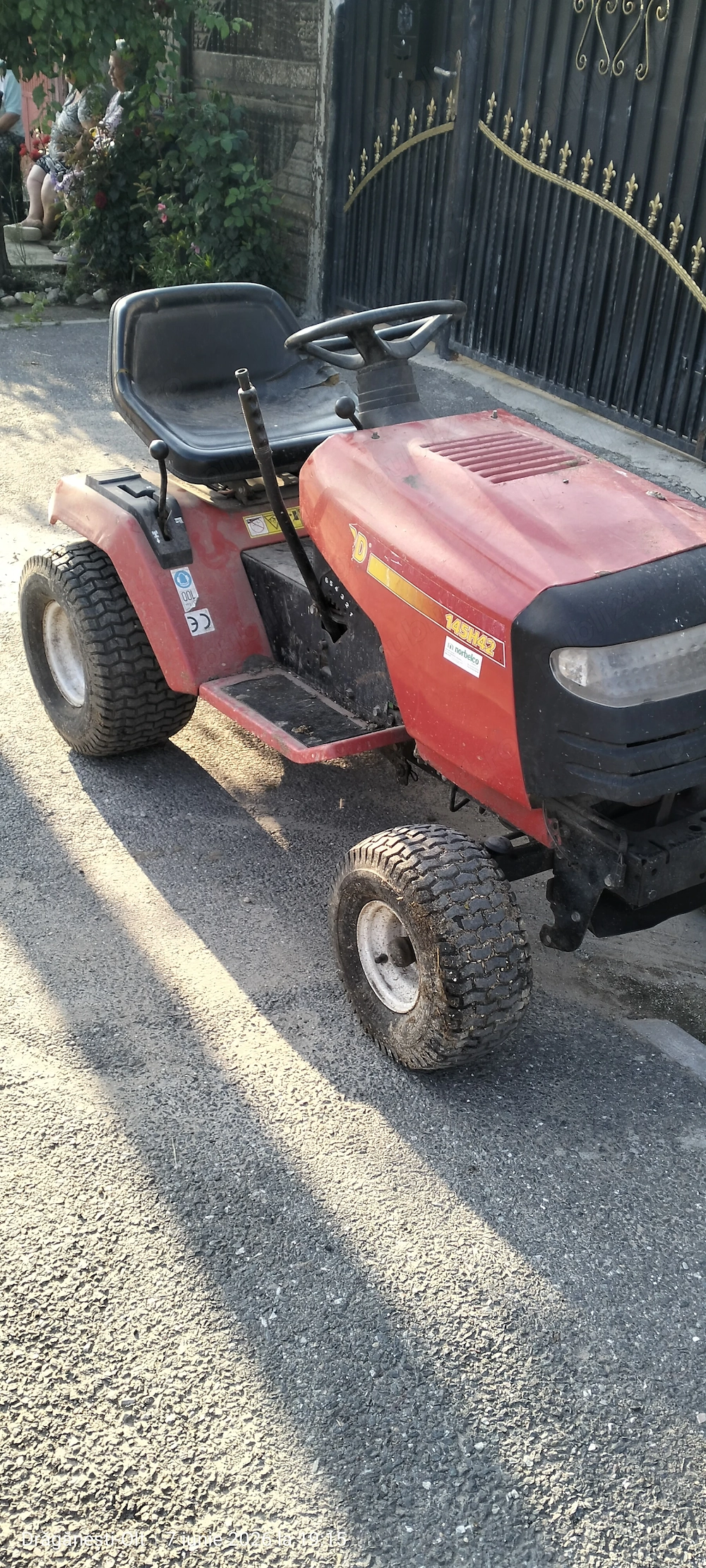 Tractoraș de gazon 
