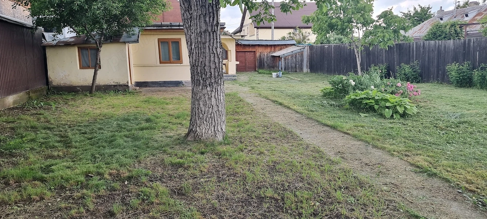 PF vand teren 1125mp cu casa batranesca  in Serbanesti, Bacau, cu toate utilitatile