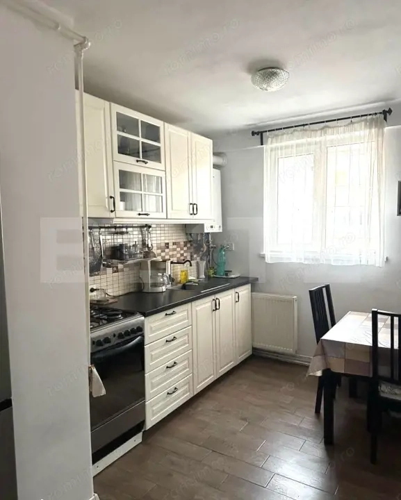 Apartament de vanzare, cu 3 camere, 70 mp, etajul 9 - Astra