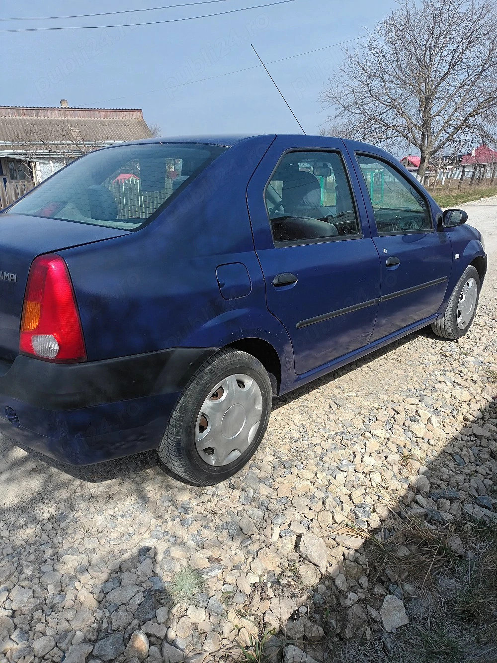 Vând Dacia Logan  122000 km.  an fabricație-2006  preț-1900 euro  telefon- .