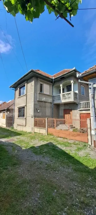 Casa 4 camere, 100 mp, zona Livezii - Fagaras