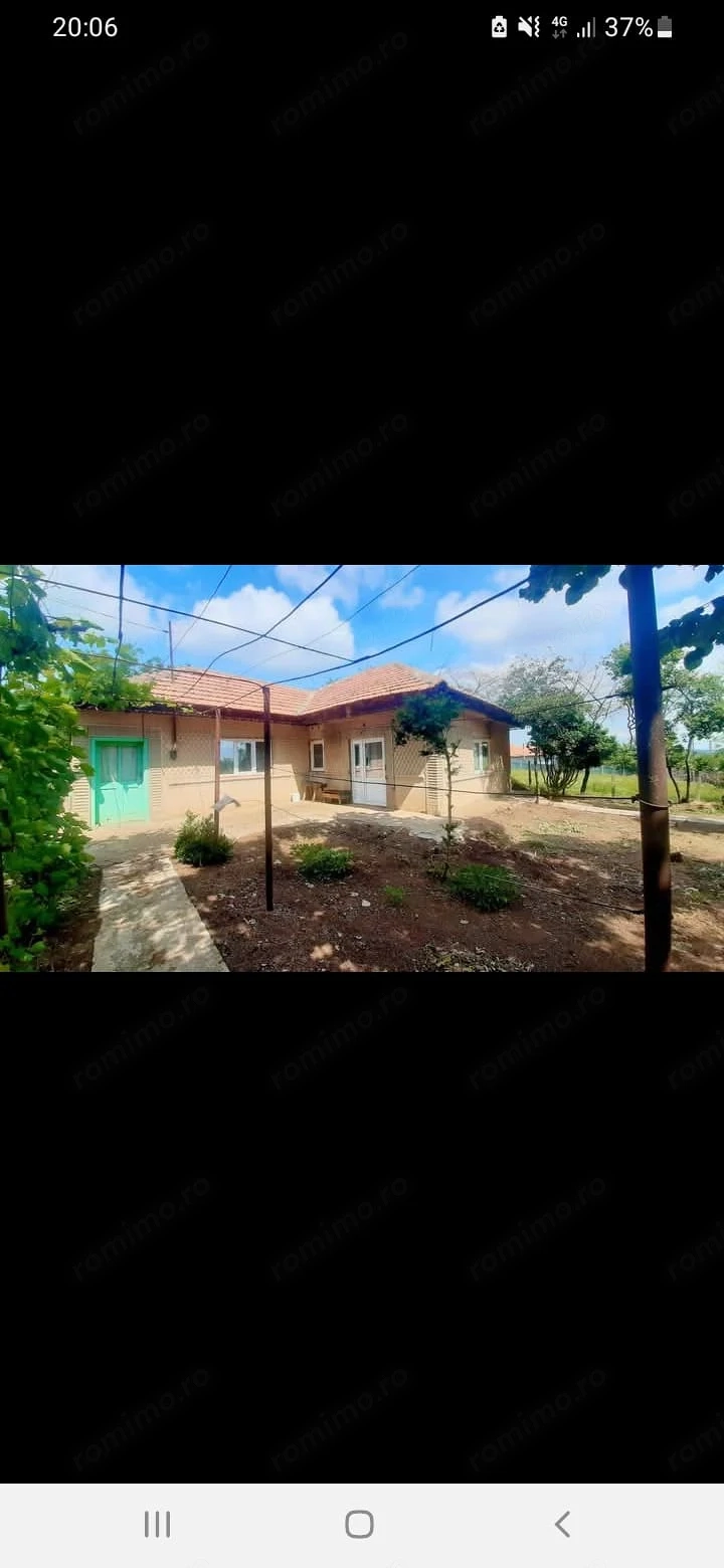 Vând casa cu 5camere în sat cîrja vaslui, teren 1900mp, apa trasa,curent, casa trebuie renovată, 