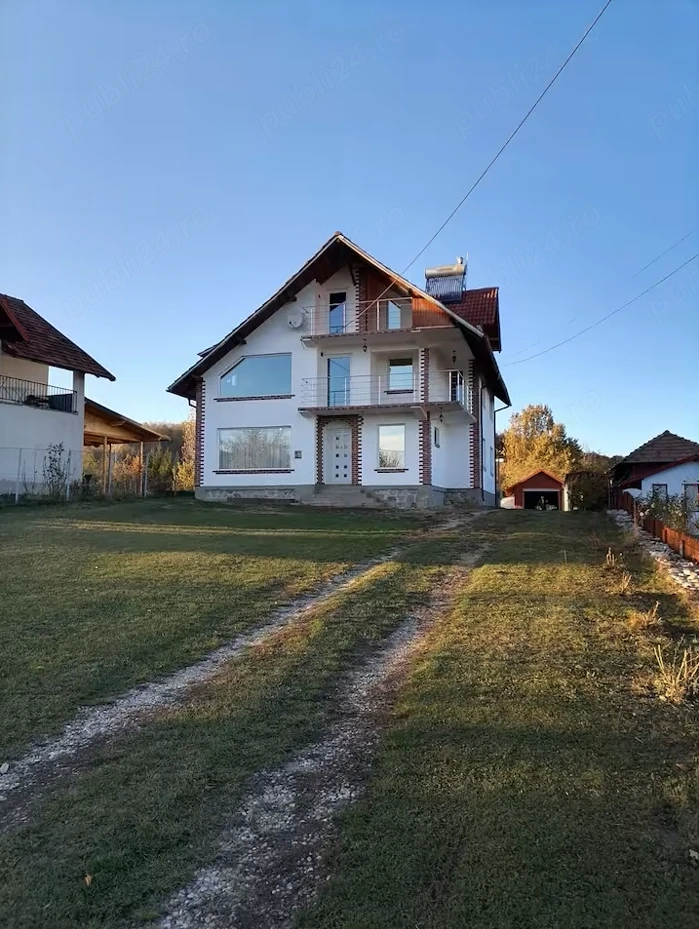 Vilă de Vânzare | 12 Camere, 475 mp | Lângă Curtea de Argeș | 2022
