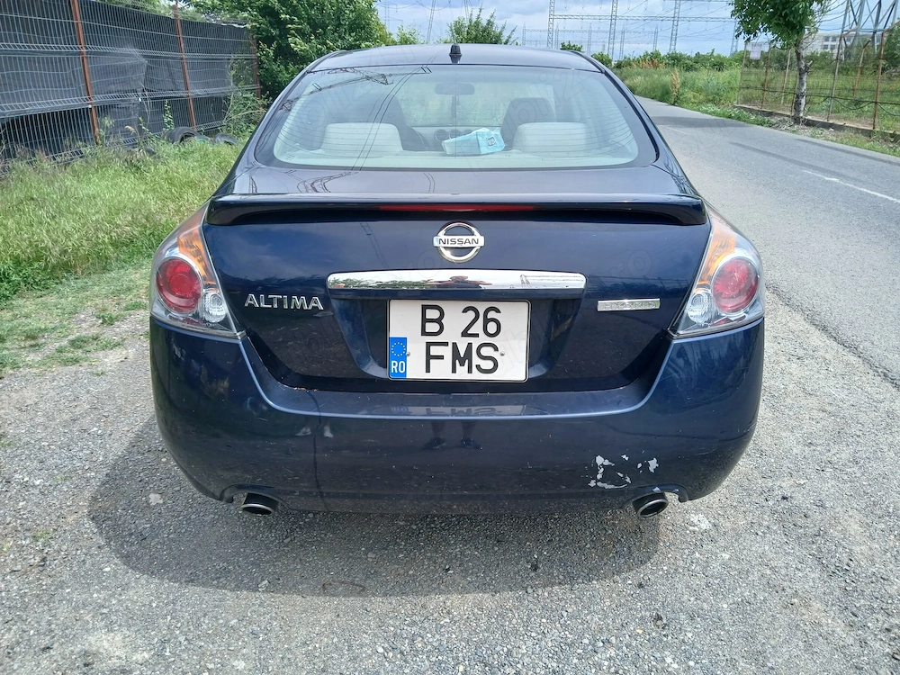 Nissan altima 2007 limuzina.                                             2500 E