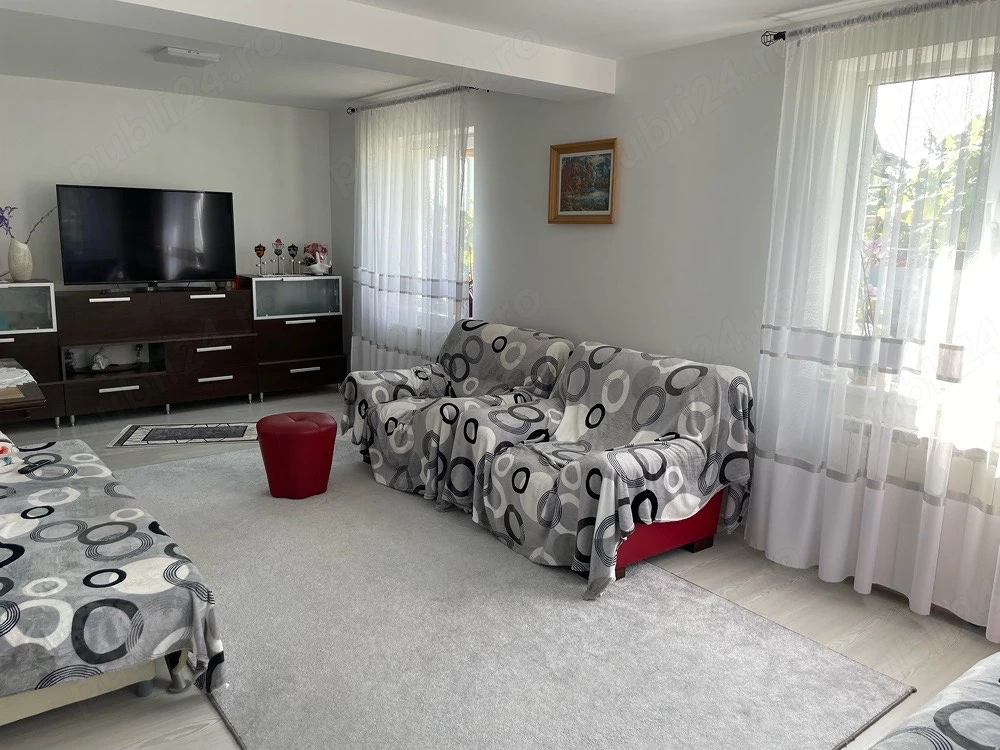 Casa de vanzare cu anexesi 2 garaje